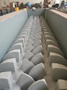 彩云机械桨叶式烘干机核心桨叶结构图，展示空心桨叶轴内部结构和搅拌干化部件。